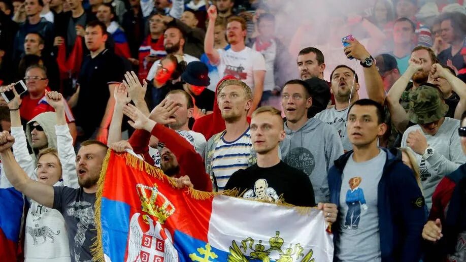 Russian fan. Сербия ультрас. Сербские болельщики. Сербия Россия болельщики. Футбольные фанаты Сербии.