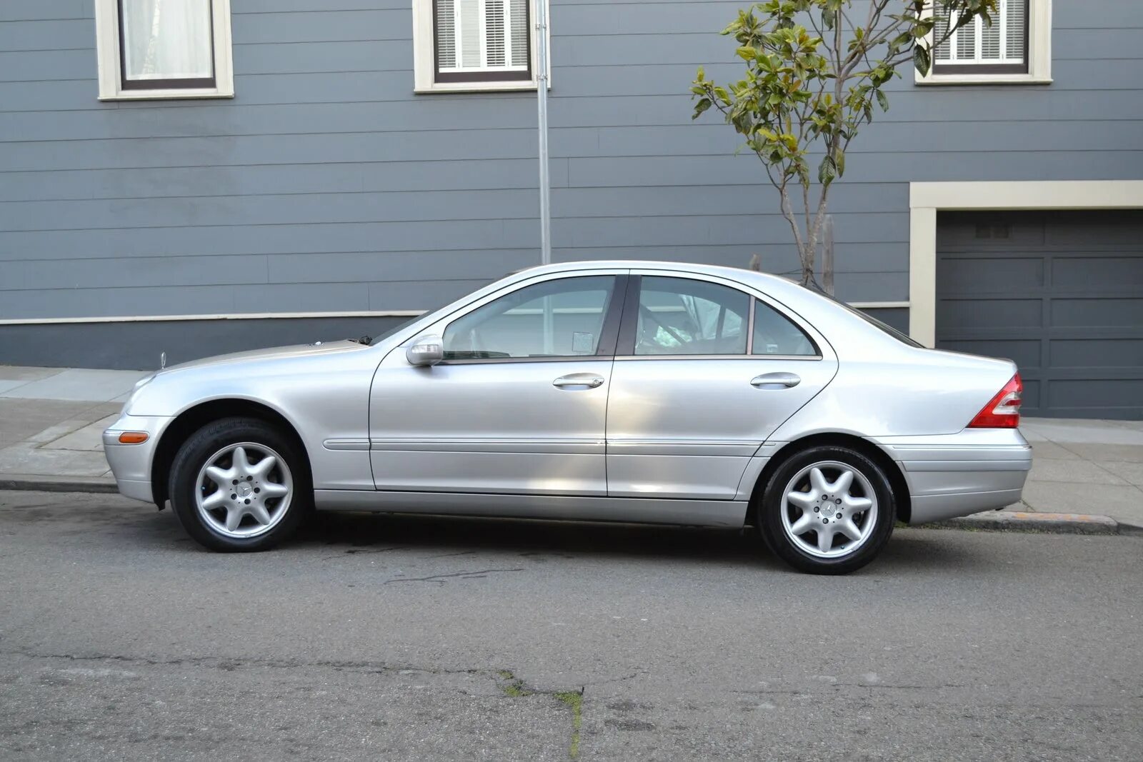 Mercedes c 2002. Мерседес бенц 2002. Mercedes c class 2002. Мерседес c класс 2002. Мерседес 2002 год с выдвижными ремнями.