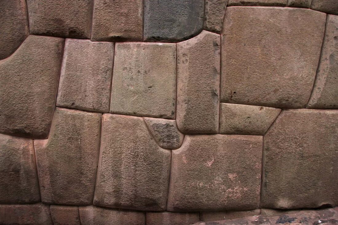 полигональная кладка перу ольянтайтамбо. мегалитическая кладка мачу пикчу. мегалитическая полигональная кладка. храм трех окон в мачу-пикчу. мачу пикчу полигональная кладка.