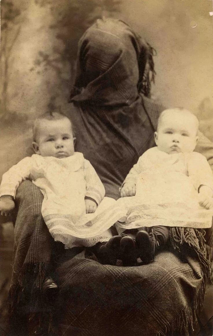 Скрытое фото мам. Post Mortem викторианской эпохи. Спрятанная мать Викторианская эпоха снимки. Мортем викторианской эпохи семья. Дети 19 века.