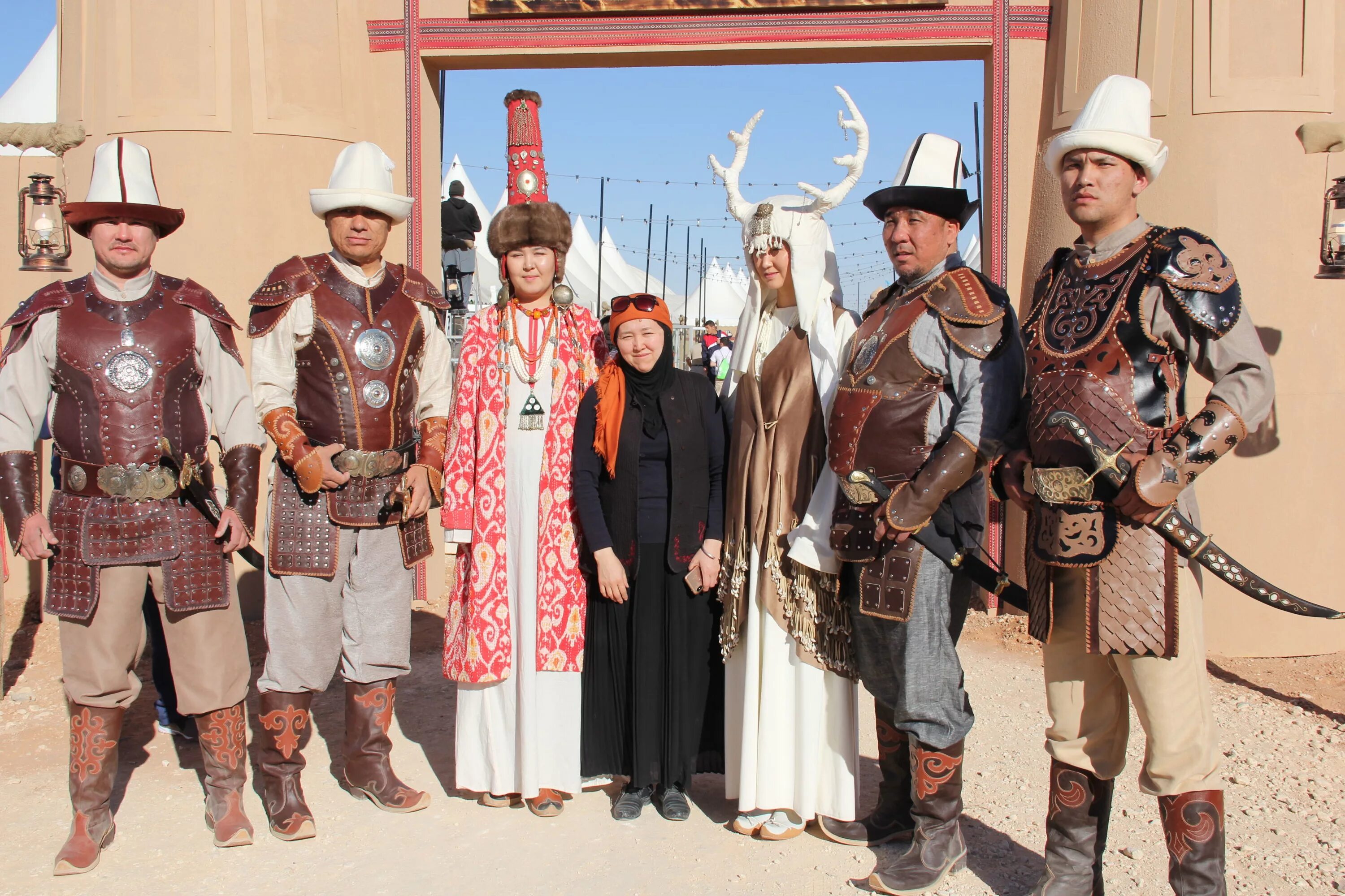 Алтайские казахи великаны. Самый высокий человек. Казах гигант. Казах гигант. Национальный театр арлан казахстана.