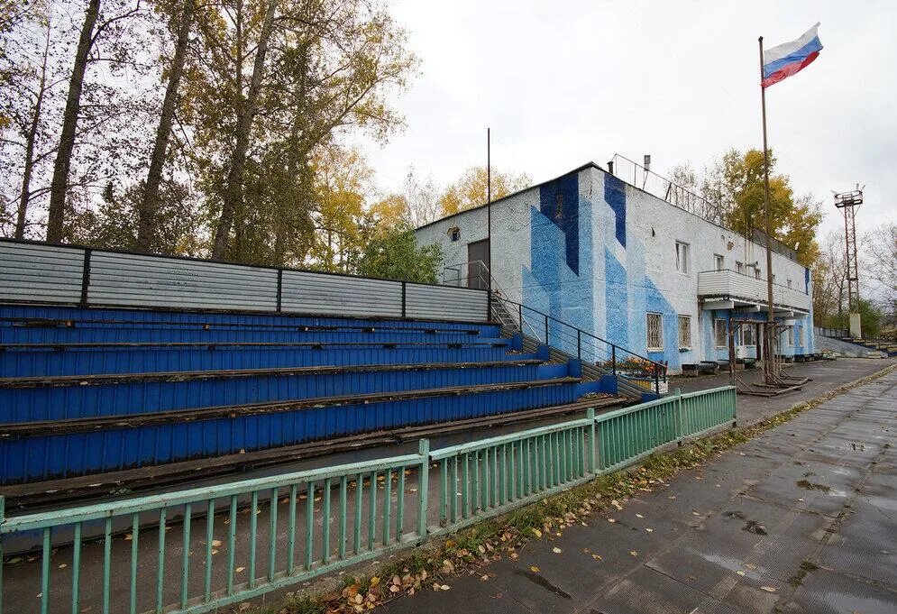 Стадион металлург красноярск. Стадион металлург златоуст. Златоуст биатлонный комплекс ишмуратовой. Спорткомплекс металлург златоуст. Стадионы златоуст.