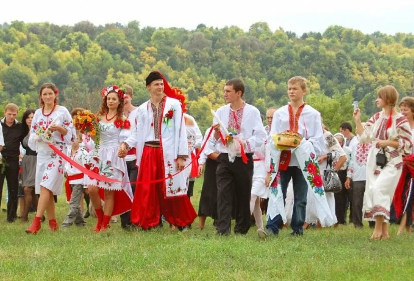 Добрососедство новороссийск. Картинки украинские традиции. Кроссворд на тему растения. Цветок украинских обрядов 8 букв сканворд. Украинский свадебный костюм.