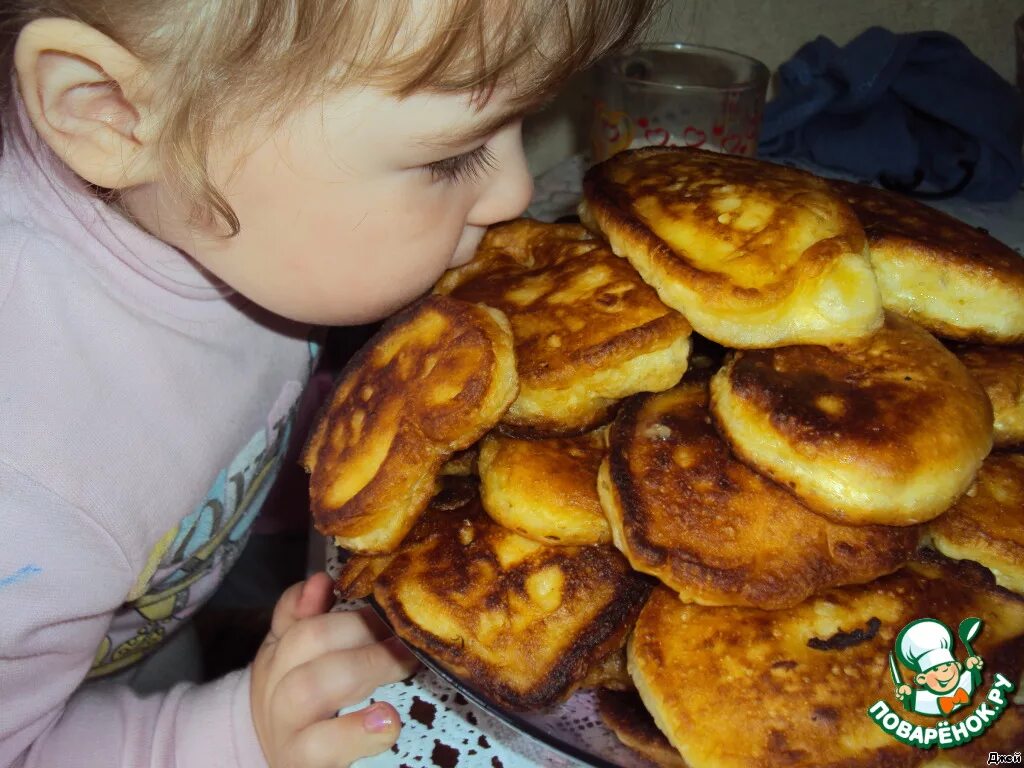 Бабушка оладушки. Оладушки для детей. Оладьи дошкольники. Бабушка печет оладушки. Приготовленные оладьи мамой