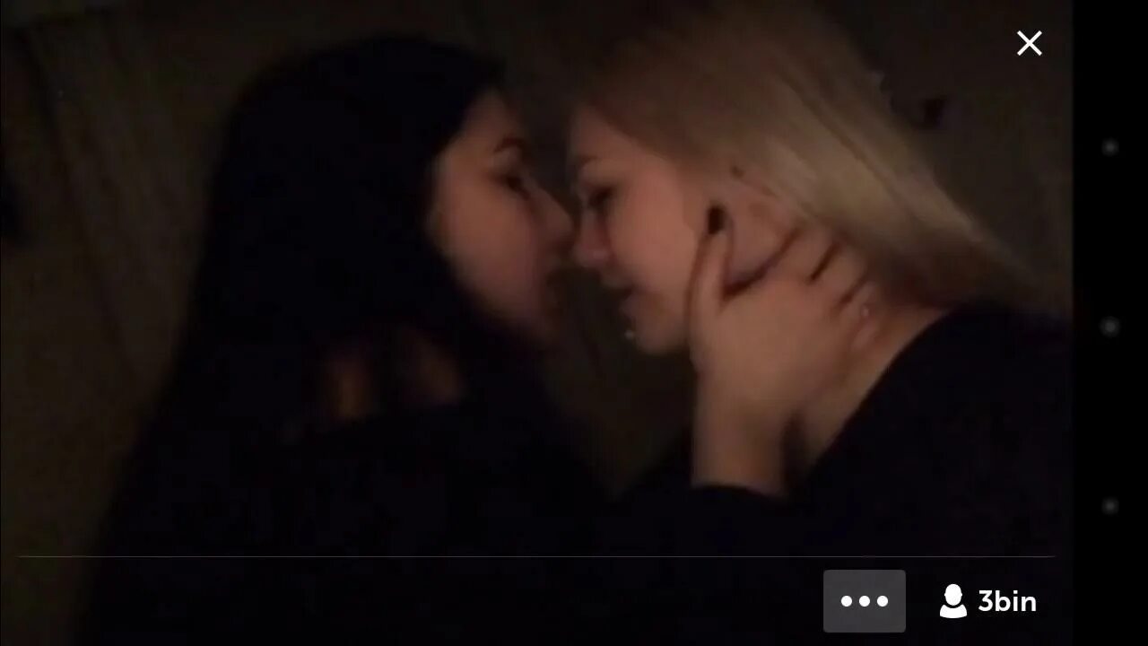 Лесбиянки видео 2024 года. Лесбийский поцелуй на перископе. Лесби поцелуи в перископе. Перископ девочки лесби. Поцелуями Перископ.