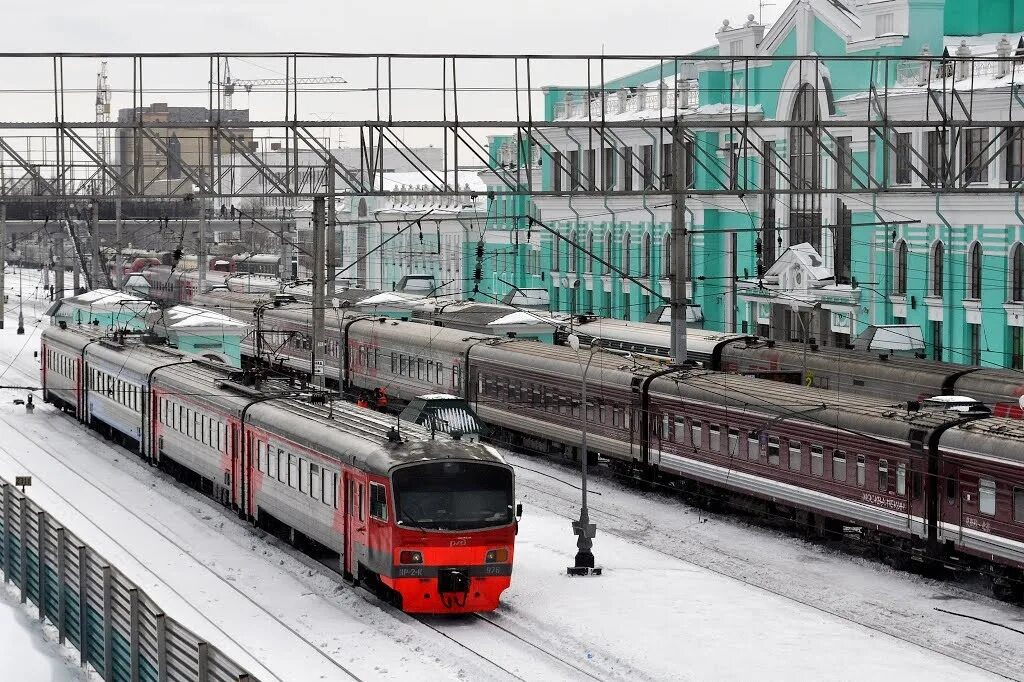 Поезд татарская омск. Омск пригород ЖД вокзал. Омск пригород электрички. Вокзал Омск электрички. Омский Пригородный Железнодорожный вокзал.