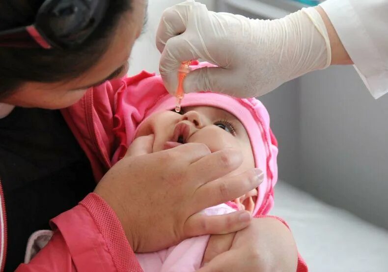 Полиомиелит вакцинация. Прививка от полиомиелита. Вакцинация детей от полиомиелита. Детские прививки полиомиелит