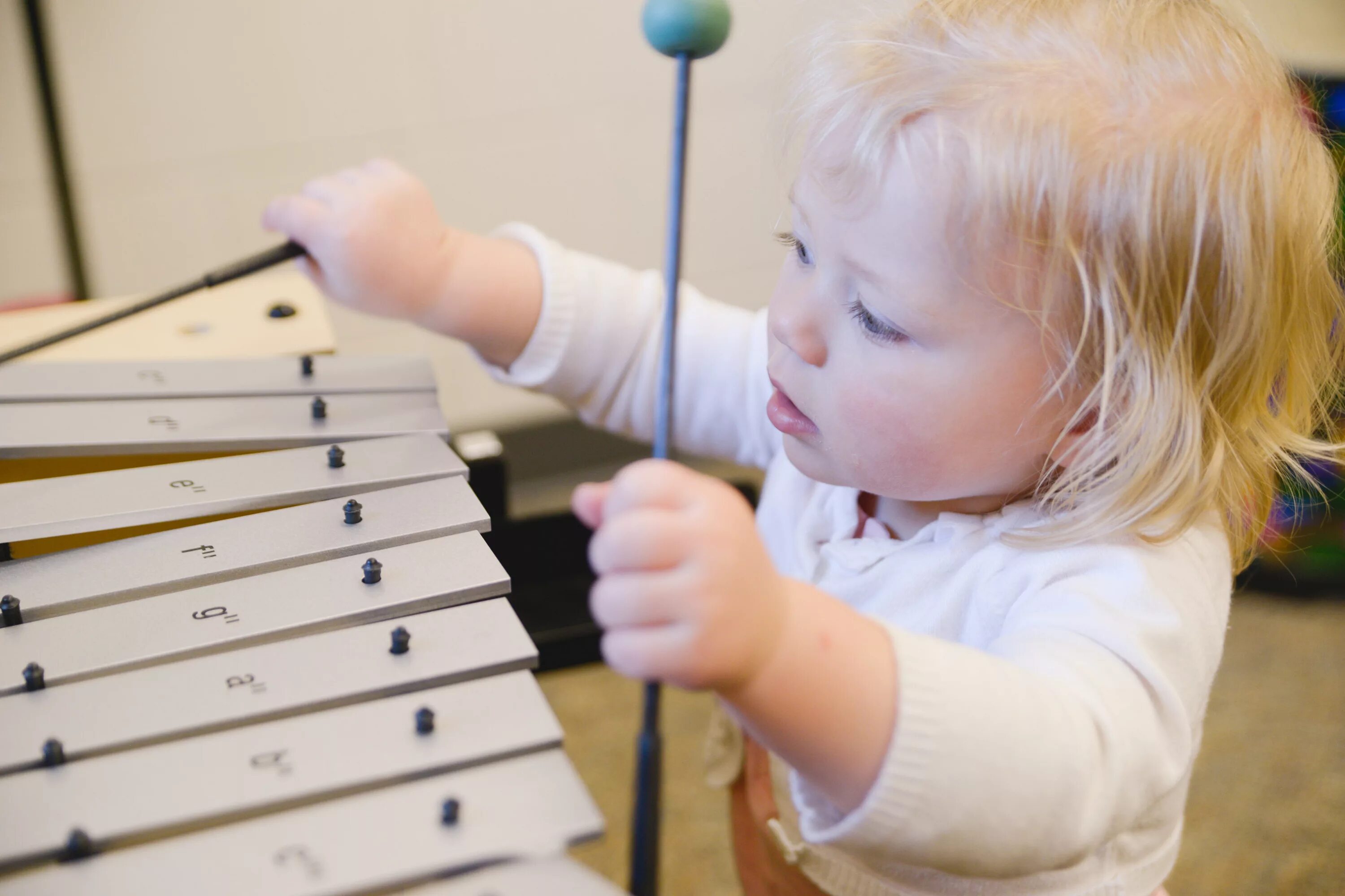 Музыкальная игры как средство музыкального. Рецептивная Музыкотерапия. Музыкотерапия для детей. Дети на музыкальном занятии. Музыкальные занятия для малышей.