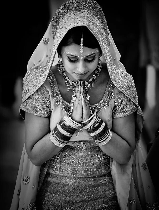 Индийское Приветствие Намасте. Индийская девушка благодарит. Индийский поклон.