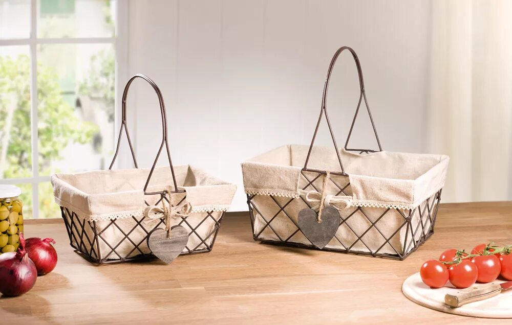 Декор с плетеной корзиной. Корзины в кухонные шкафы. Кухня корзинки. Кухня корзинки. Корзина для фруктов плетеная.