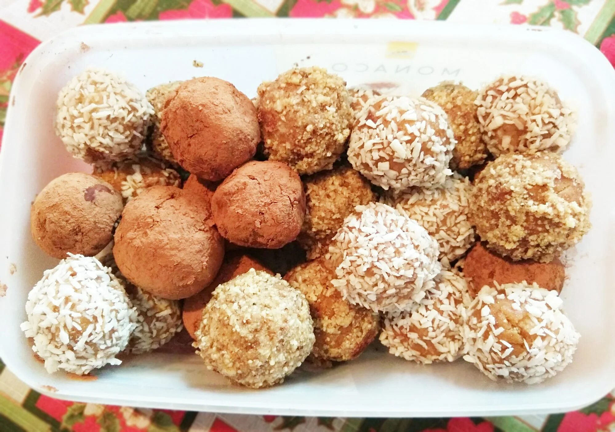 Домашние конфеты рецепты. Конфеты из детской смеси. Пп конфеты из хлопьев. Домашние конфеты талканелло фото. Пирожное с кокосовой стружкой.