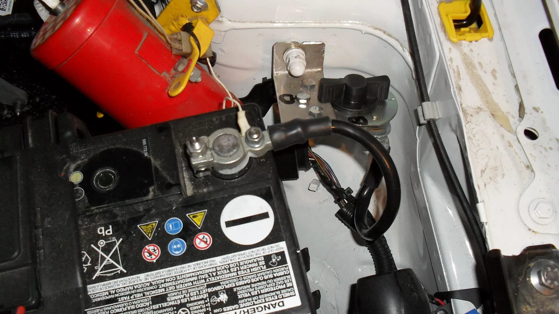 Правильное расположение клавиш выключателей света. Выключатель на лестнице. Выключенный выключатель. Схема подключения двухклавишного накладного выключателя. Как правильно поставить выключатель вкл выкл.