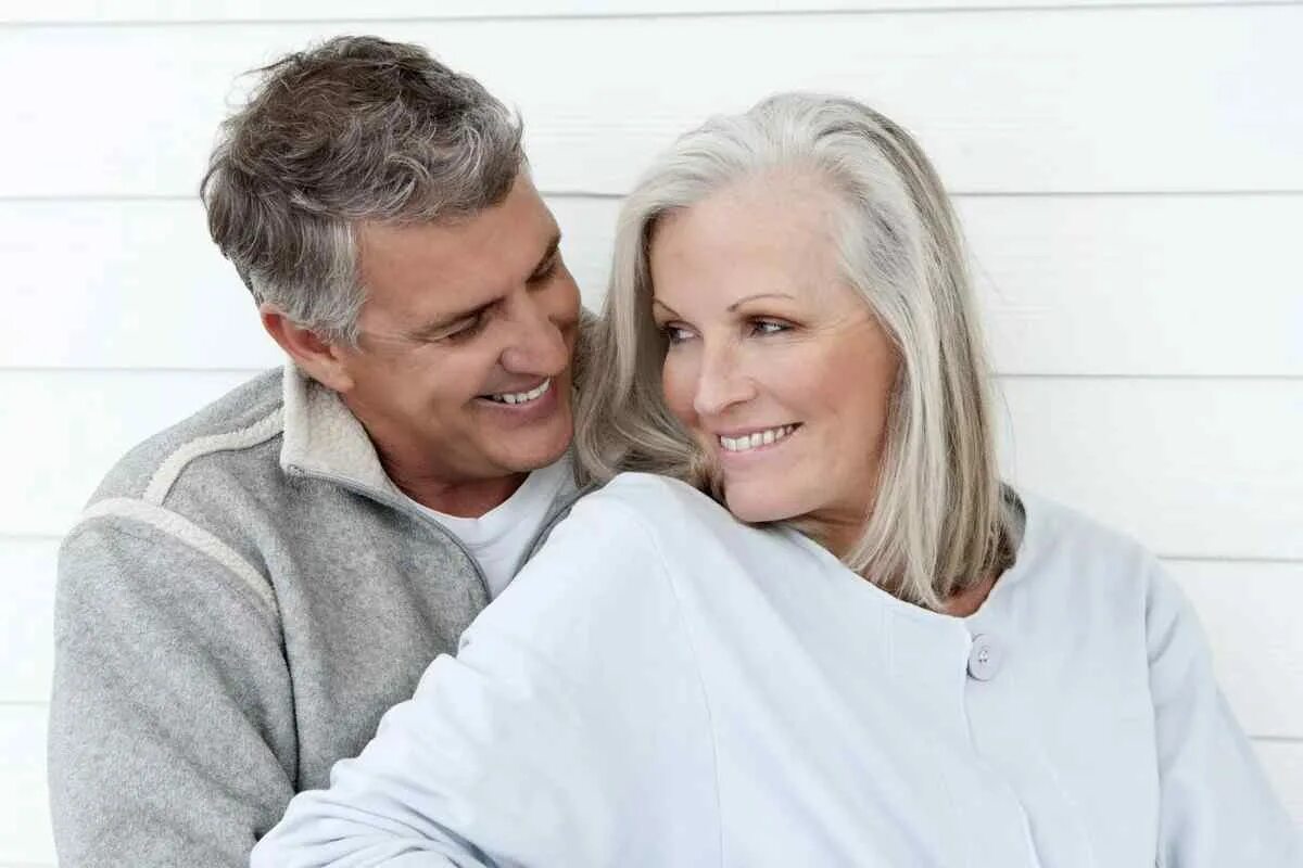 Пары за 60. Счастливые пожилые пары. Пара пожилых мужчины и женщины. Пожилые влюбленные пары. Пары за 60.