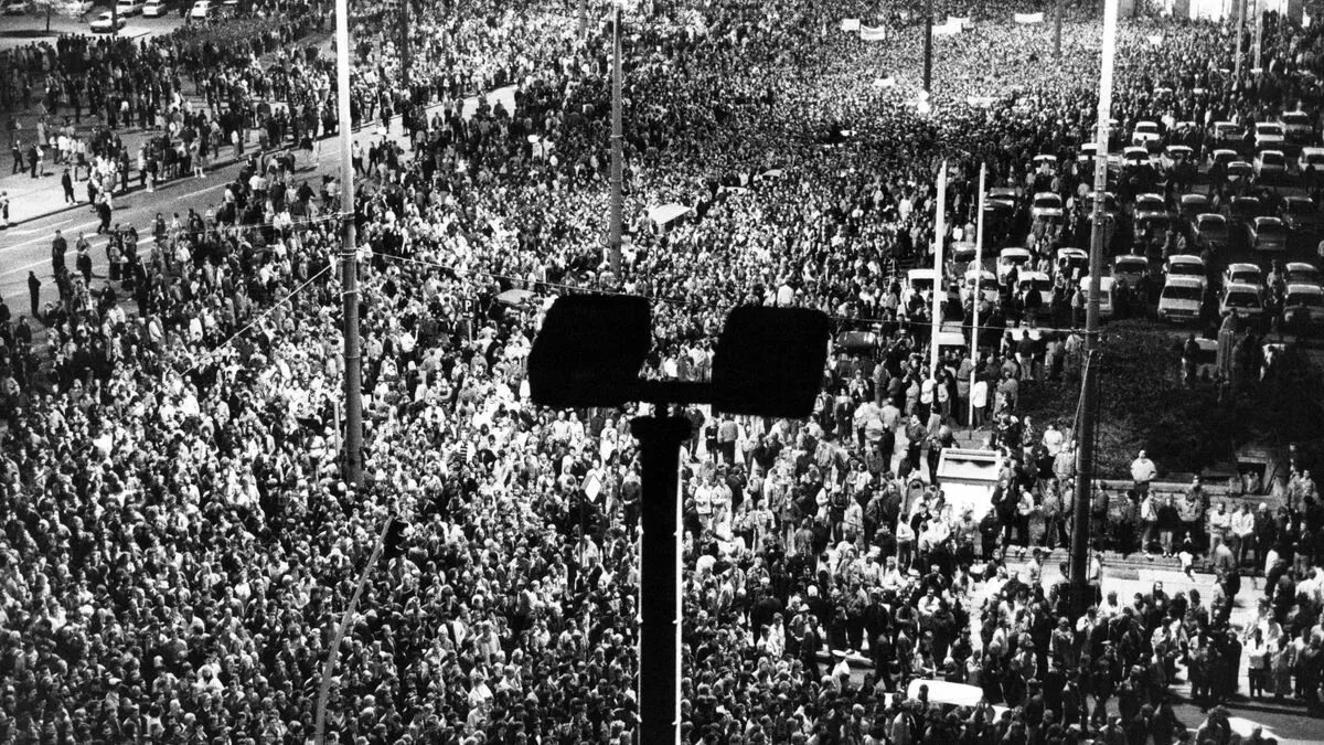 Мирная революция 1989 года. Революция в румынии в декабре 1989 году. В 1989 году 30 октября люди со свечами в руках окружили здание на лубянке. Национальные движения перестройки. Революция в гдр 1989.