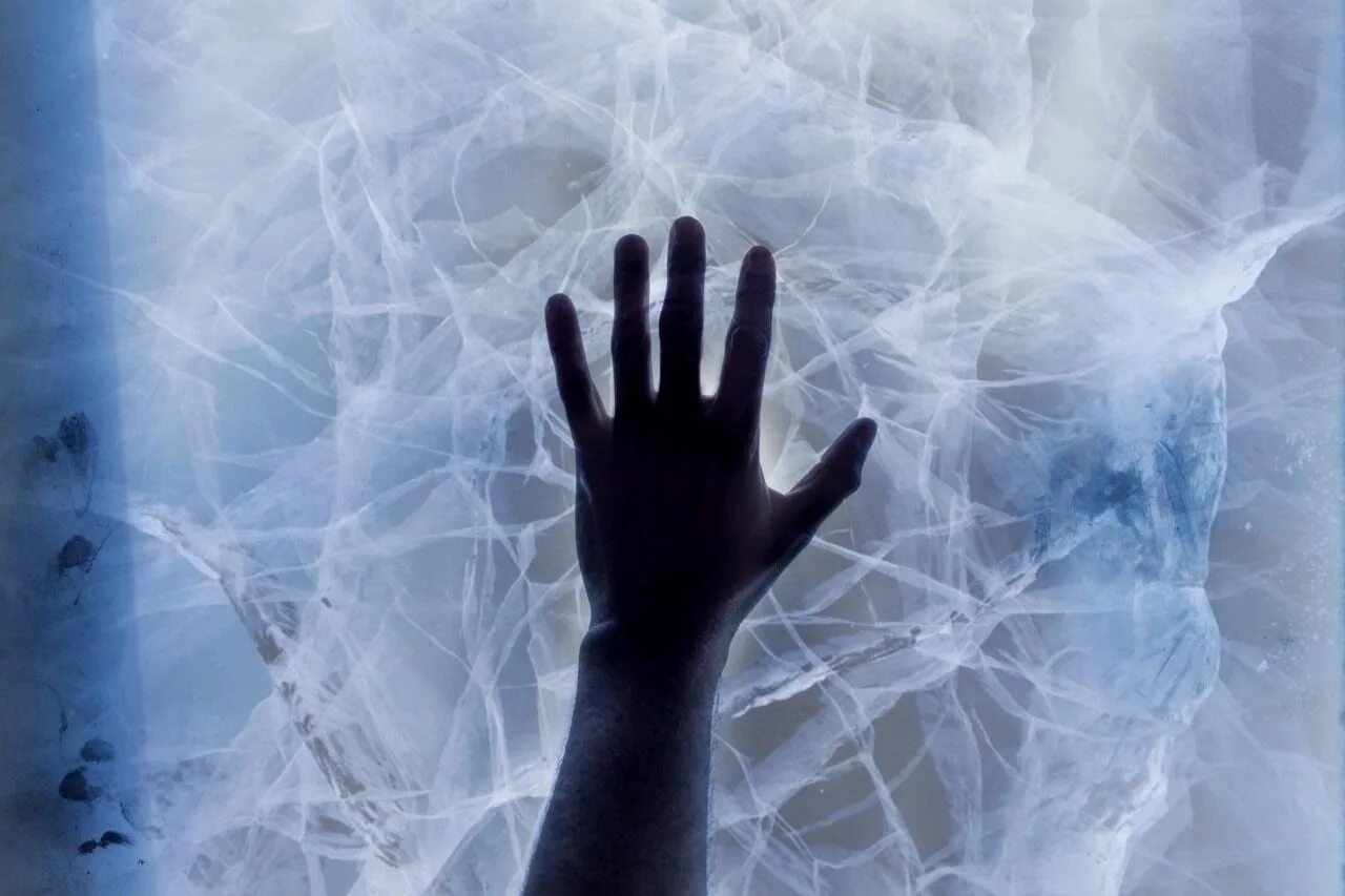 Холодные руки при давлении. Ледяные руки. Руки во льду. Магия льда Эстетика. Холод Эстетика.