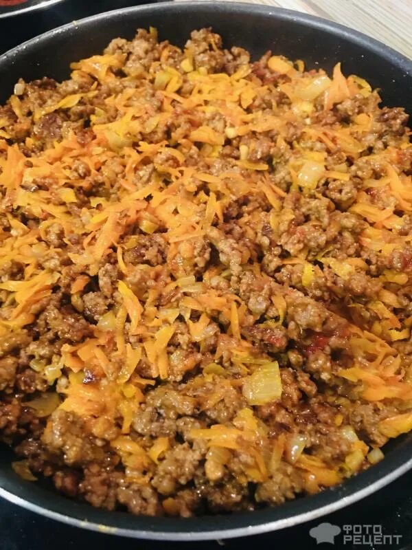 Как приготовить фарш с макаронами на сковороде. Макарон с фаршом и сыром. Макароны с жареным луком. Как приготовить фарш с макаронами на сковороде. Макароны по-флотски с фаршем на сковороде.