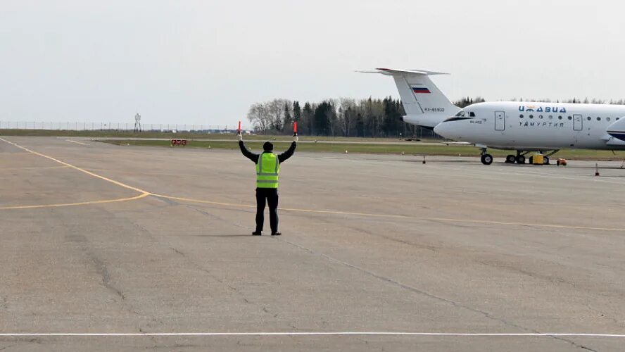 Аэропорт ижевск вылеты сегодня. Аэропорт бегишево впп. аэропорт ижевск впп. бегишево взлетная полоса. самолёты в аэропорту ижевск.