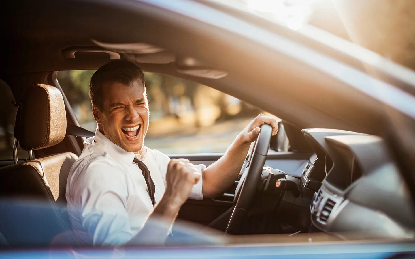 He got of the car. Человек за рулем. Мужчина в машине. Счастливый человек за рулем. Счастливые люди в машине.