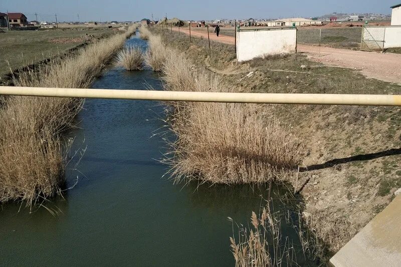 Потоп в каспийском море в махачкале. Пляж инчхе избербаш. Вода в каспийске. Курорты каспийского моря. Каспийское море цветет.