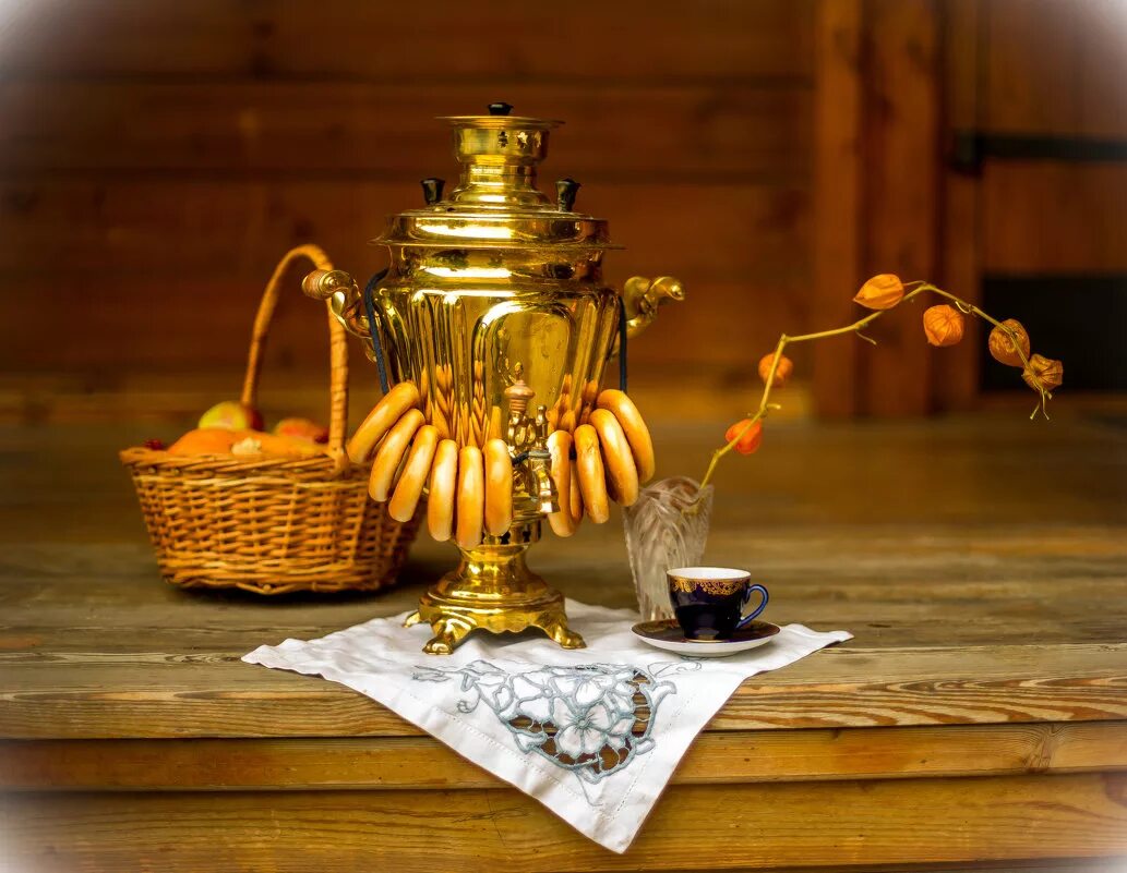 самовар на столе. тульский самовар чаепитие. витрины с самоварами. красивый самовар. натюрморт с самоваром.
