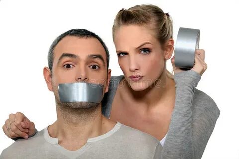 Мужчина смотрит на рот женщины