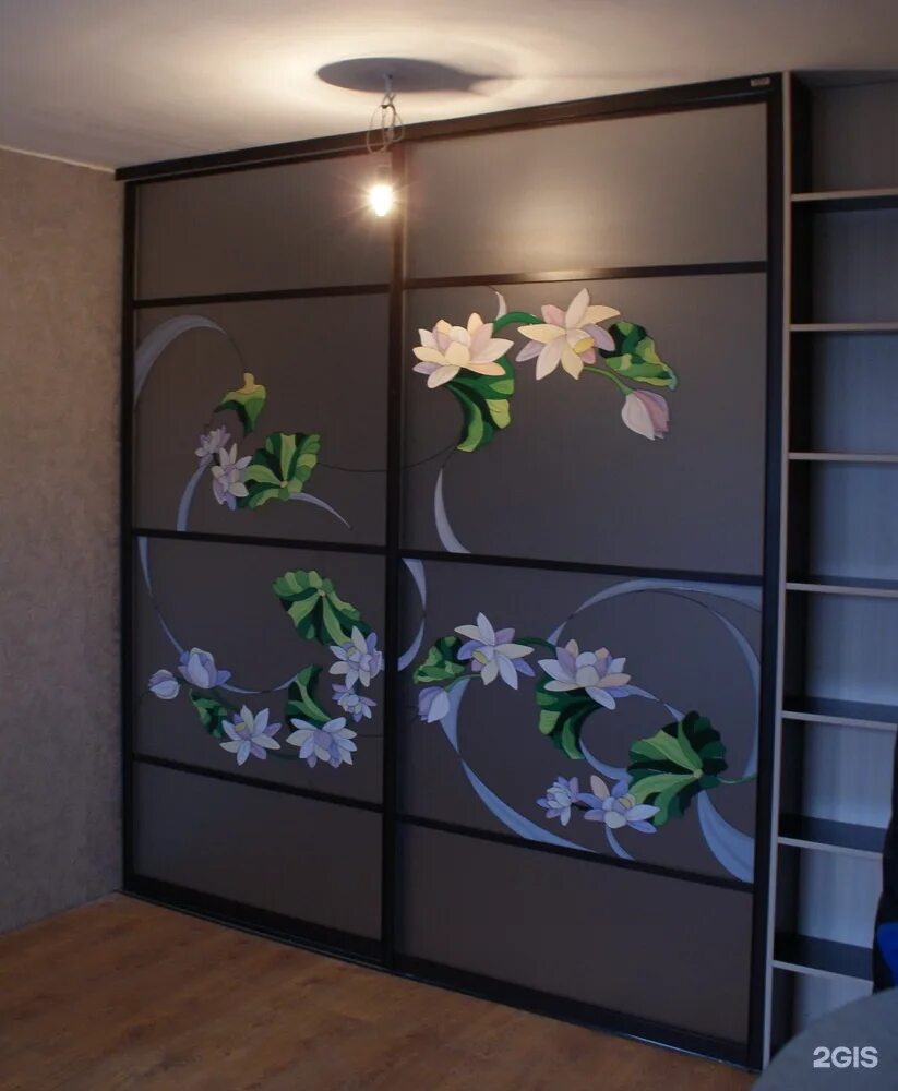 Встроенный шкаф. Шкаф купе рамир пескоструй. Красивые шкафы. Шкафы купе в туле. Двери купе со вставками.