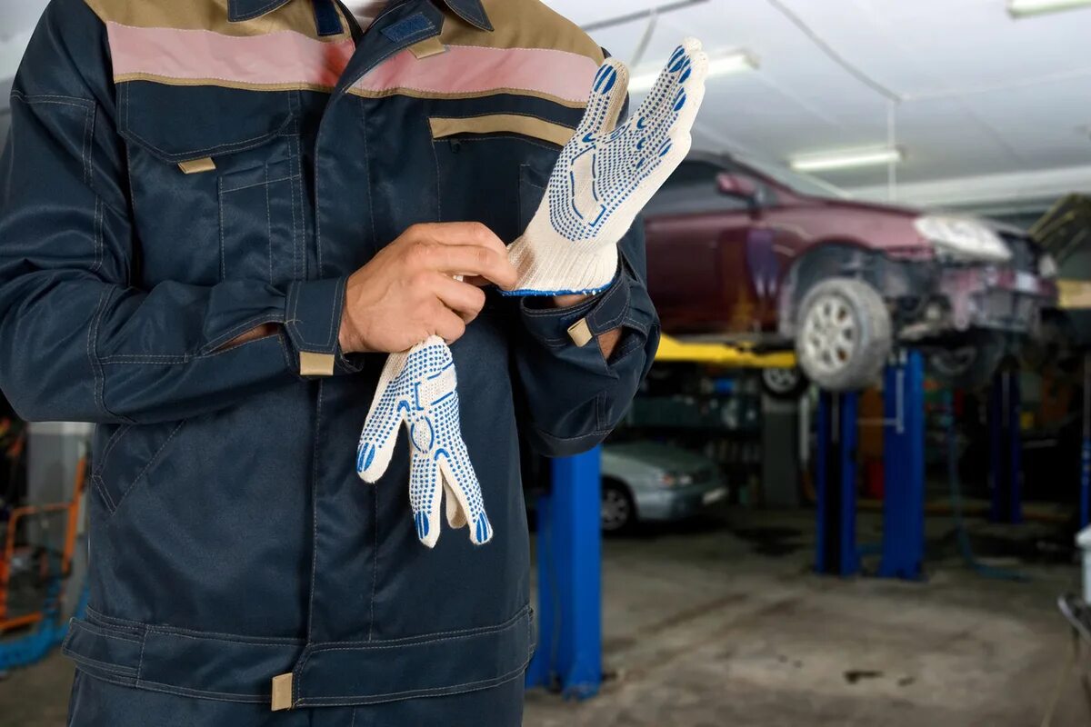Сотрудник сервиса. Работник автосервиса. спецодежда автослесаря. спецодежда автомеханика. автосервис автомеханик.