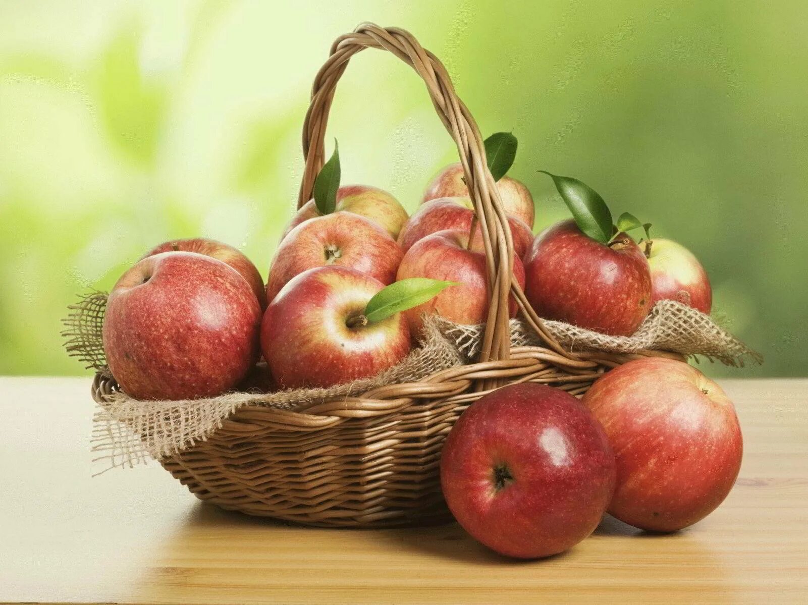 Яблочный спас. Корзины с яблоками. Красивое яблоко. Красивые яблоки в корзине.