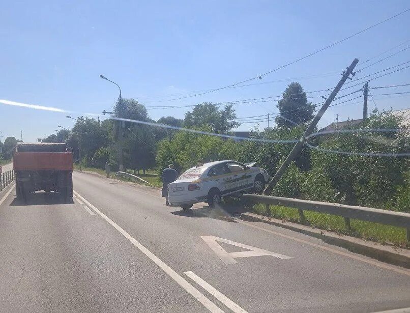 Отбойник дорожный. Отбойник на трассе. Столб на трассе. Столбовая происшествия. Происшествия чехова московская область