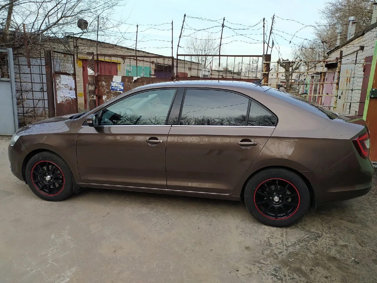 Got brown. Коричневая Шкода Рапид на черных дисках. Колеса 16 радиуса на Рапид коричневого цвета. Коричневый Рапид на черных дисках 16. Шкода Рапид коричневая на дисках.