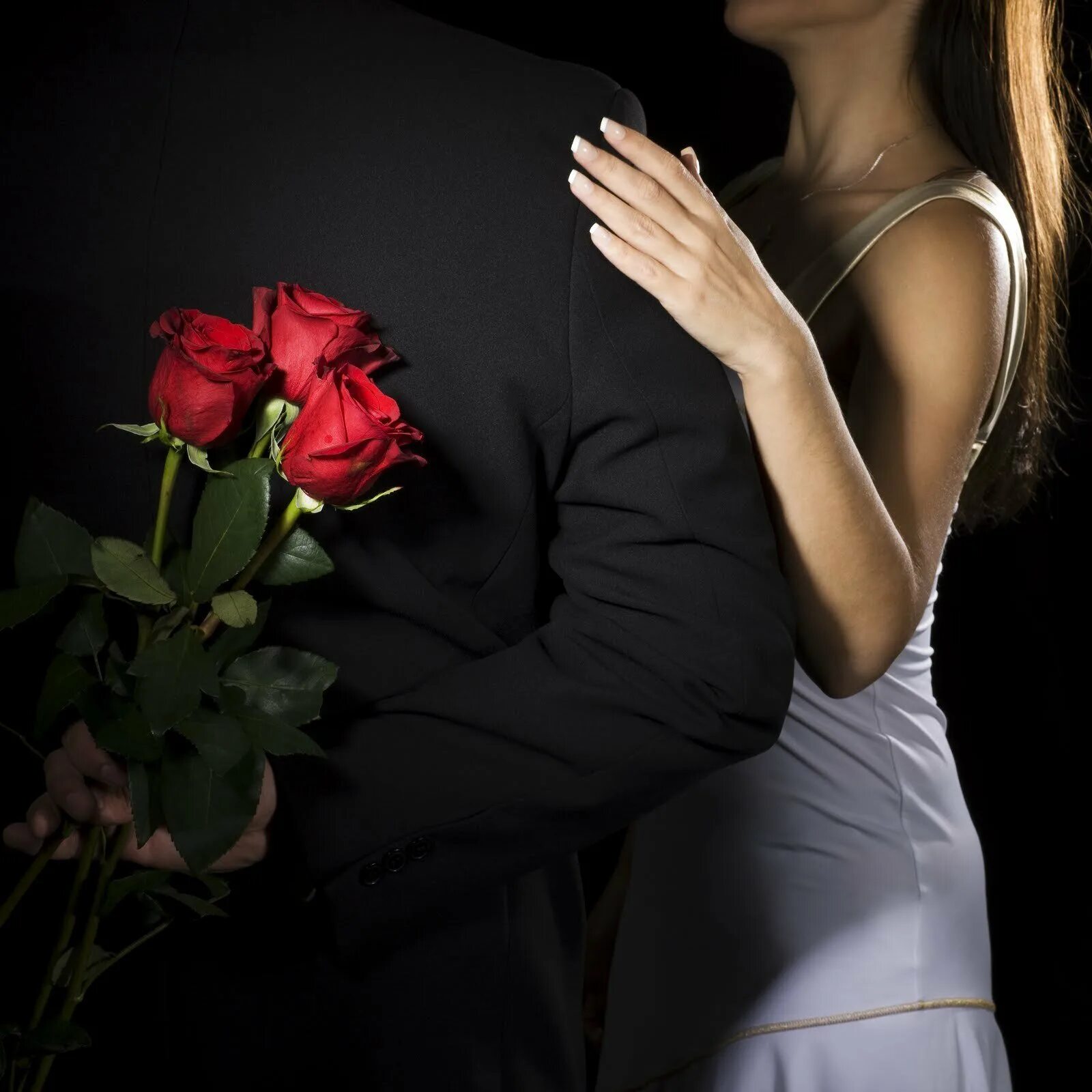Цвет романтики. Любимая женщина. Мужчина и женщина с розой. Парень и девушка с розами. Парень девушка цветы.