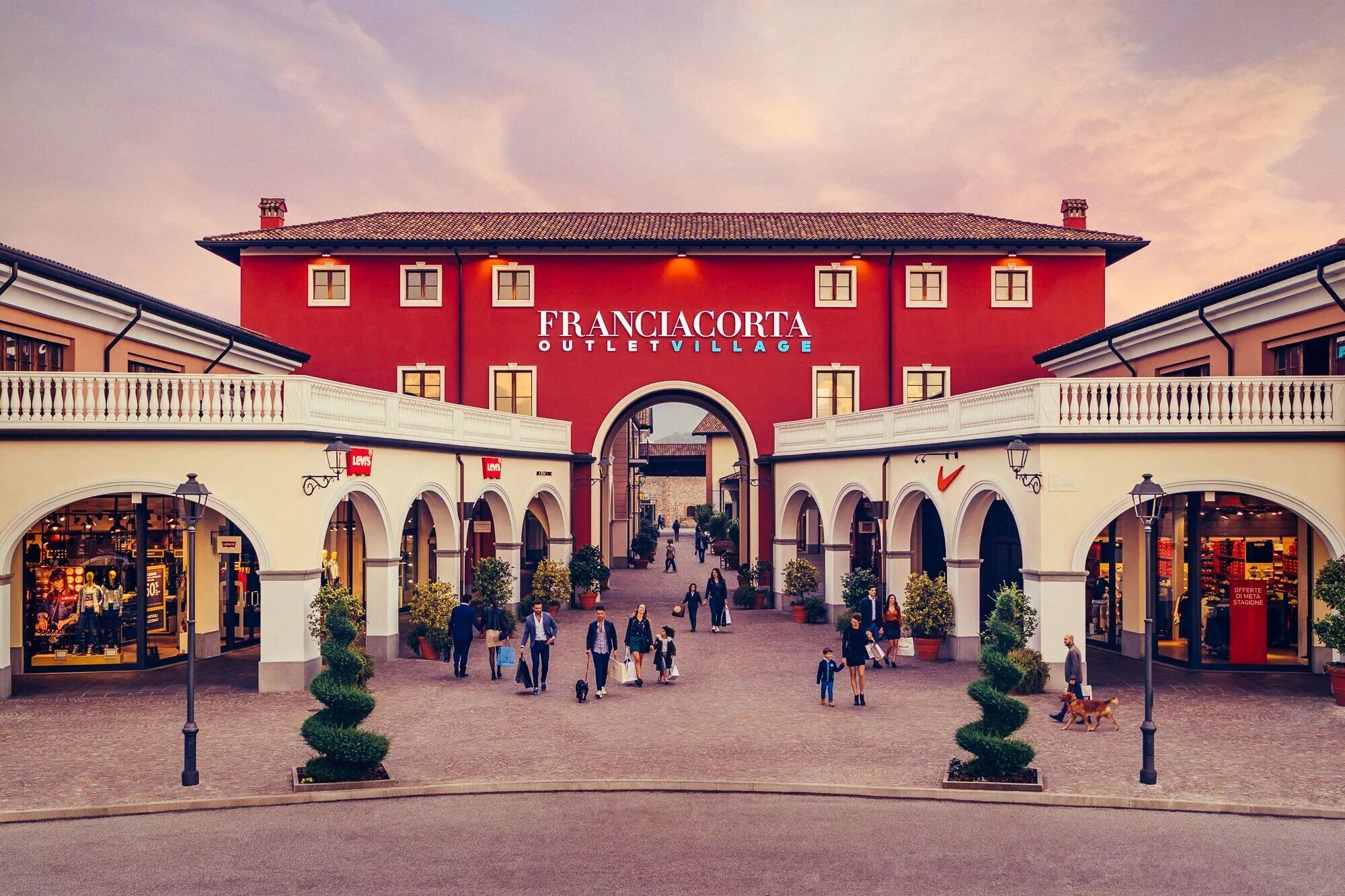 Outlet фото. Franciacorta Outlet Village. Аутлет белая дача. Мега белая дача аутлет Виладж. Рига аутлет Виладж.