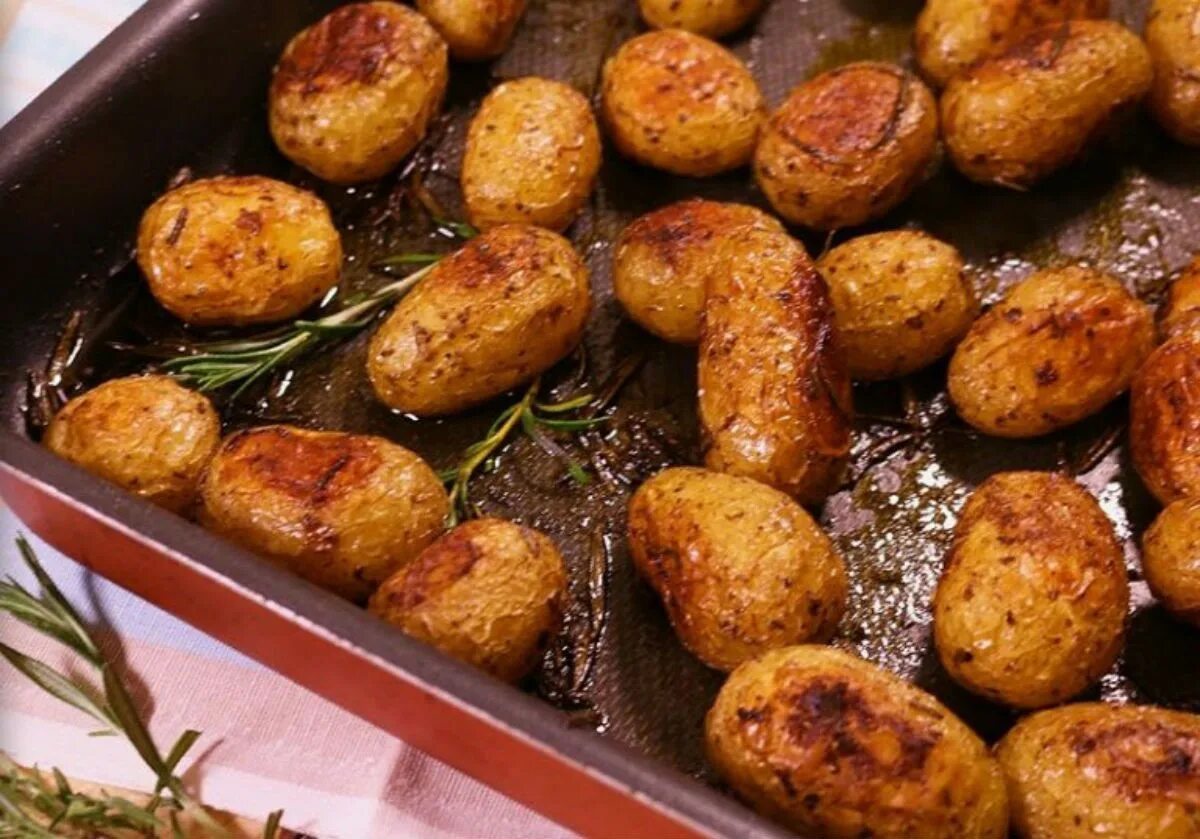 Сколько времени запекается картофель. Картофель в мундире. Картошка в мундире в духовке. Печеный картофель в мундире. Картошка в мундире в дух.