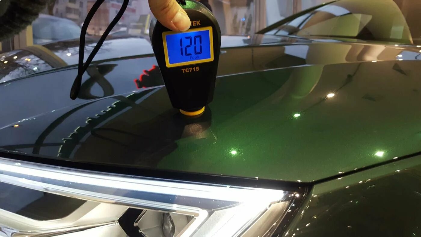 проверка толщиномером лакокрасочного покрытия автомобиля. толщиномер 2023. толщиномер тс 100. проверка толщиномером лакокрасочного покрытия автомобиля. толщиномер лакокрасочного покрытия автомобиля.