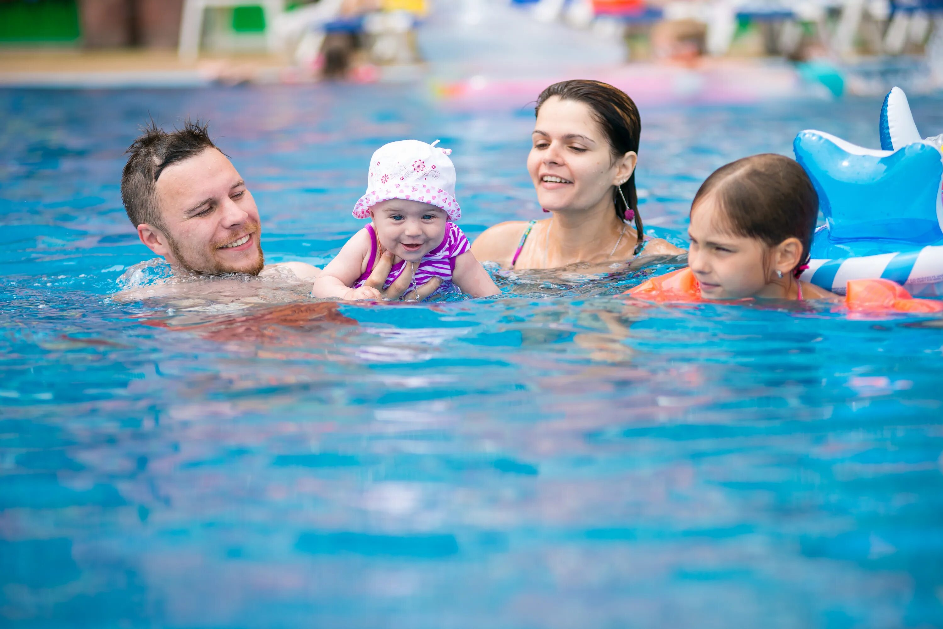 Купаться в чистом бассейне. Семья в бассейне. Плавание в бассейне семьей. Семейное плавание с детьми. Бассейн для детей и взрослых.