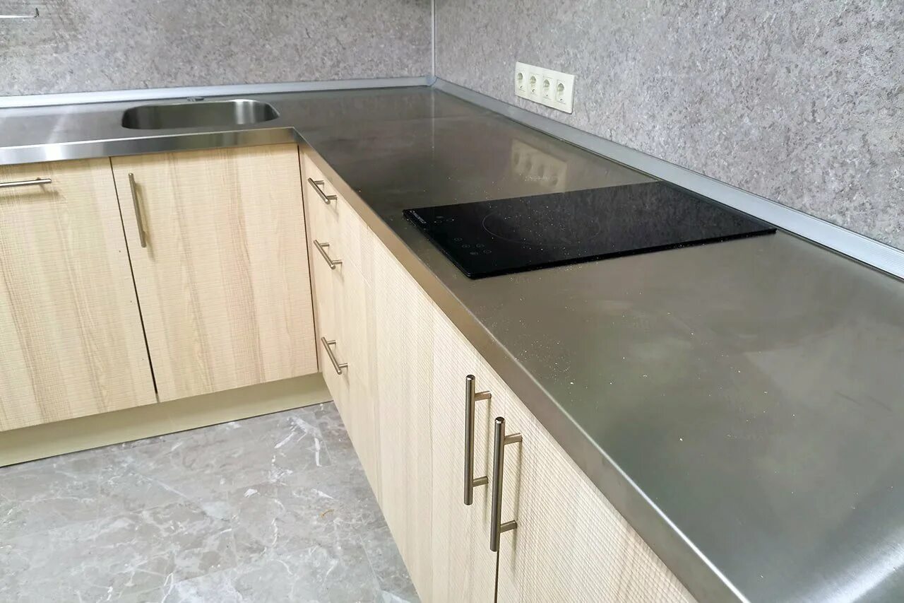 Кухонный плинтус для столешниц rico technical. Пристеночный бортик лигрон. Плинтус алюминиевый квадро для столешницы. Пристеночный бортик для столешницы лигрон. Уголок для фартука и столешницы.