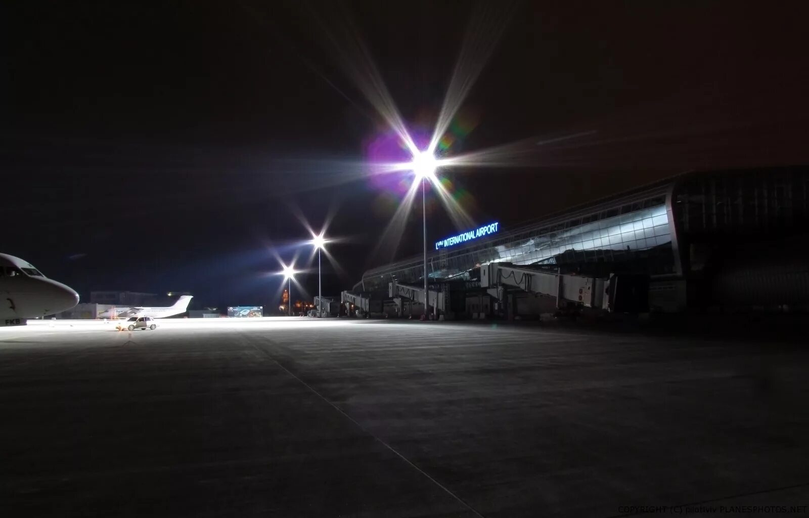 Аэропорт Владикавказ. Аэропорт Владикавказ ночью. Ночной аэродром. Аэропорт вечером.