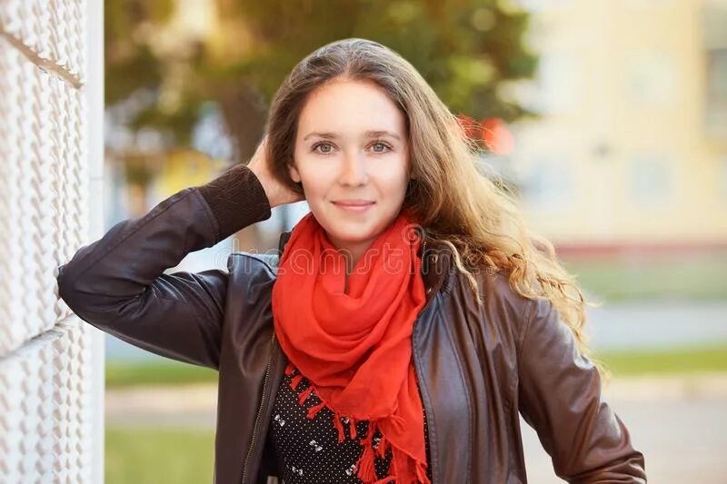 Фотограф и ведущий с красным шарфом. Брюнетка в шарфе. Девушка зимой в красном шарфе. Человек с чашкой и шарфом. Девушка пришла за красным шарфиком.