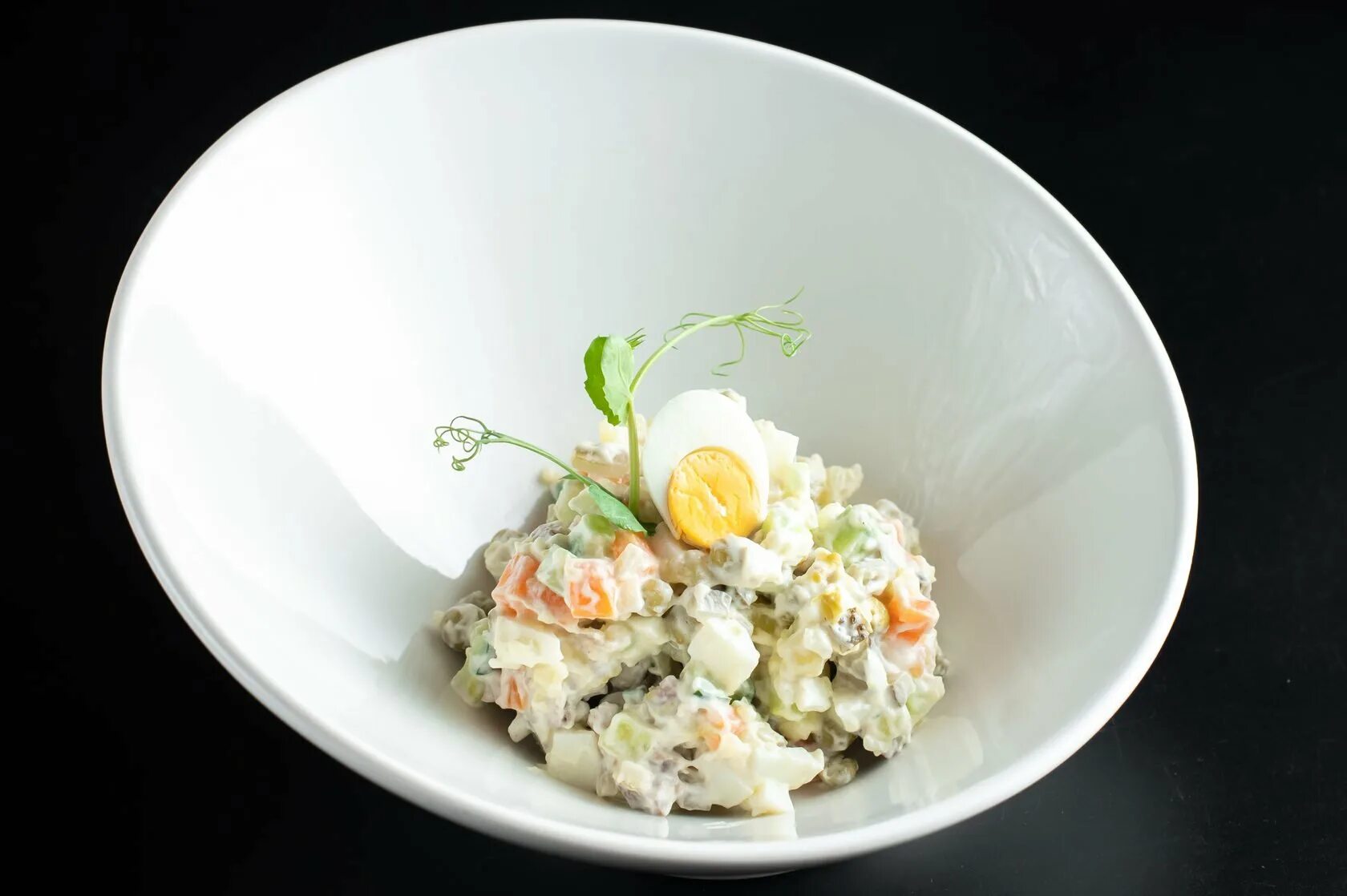 Оливье без майонеза. Оливье с морковью. Оливье с кальмарами. Салат столичный. Оливье с ветчиной.