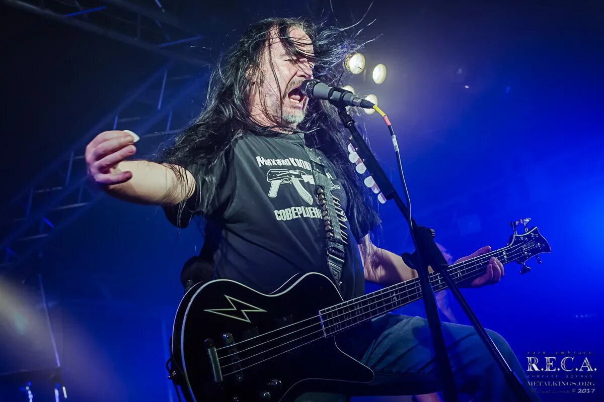 басисты вокалисты. Slayer бас вокалист. Slayer tom araya. басист вокалист. морбид энджел группа.