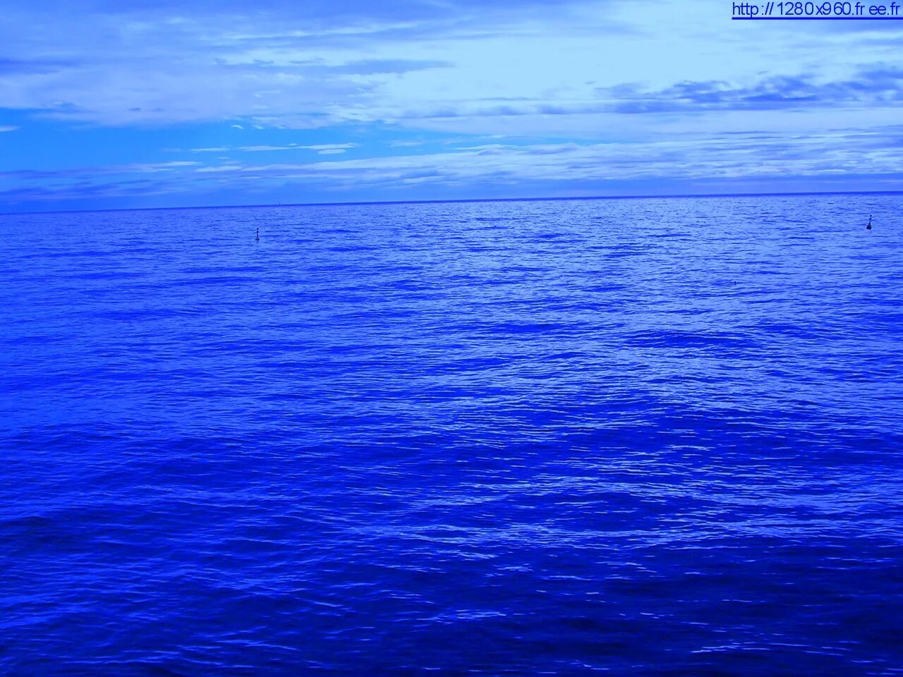 изображено синее море. синий цвет моря. синее море картинки на рабочий стол. океан. тихое море.