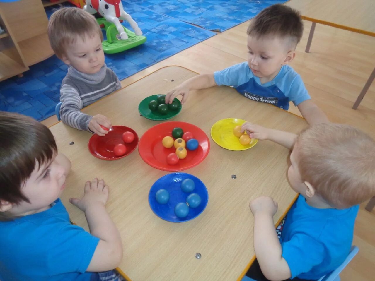 Практика группа раннего возраста. Дидактические игры для детей. Мячи для детей раннего возраста. Крупные игрушки для младшей группы. Разложи шарики по цвету дидактическая игра.
