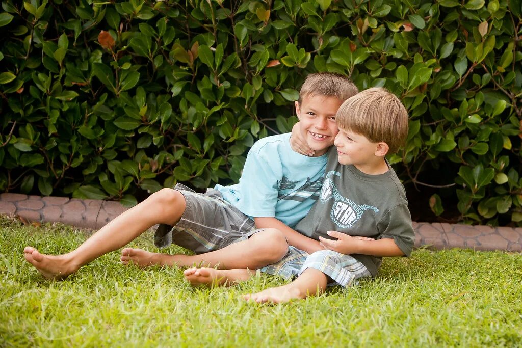 Sister suck brother. Children Play on the grass. Little brother French Kiss. Brother and sister on grass Love. Boys Play with Wee Wee.