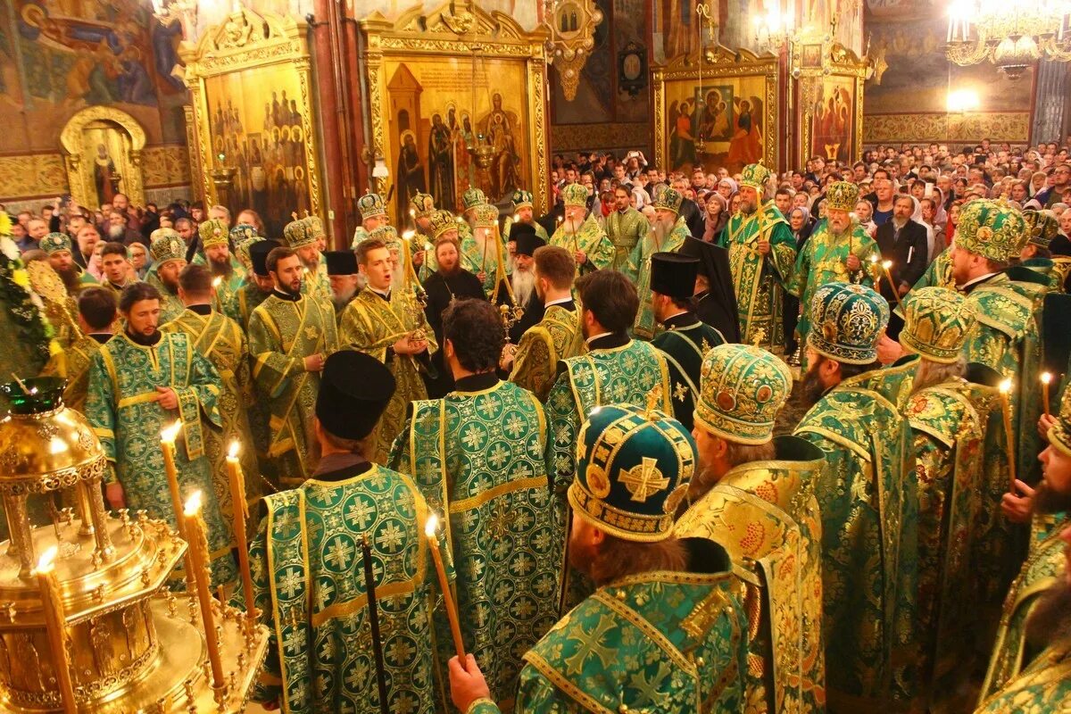 Что такое всенощное бдение в церкви. Всенощное бдение вечерня. всенощная служба в храме. всенощное бдение. литургия. всенощная заутренняя обедня.