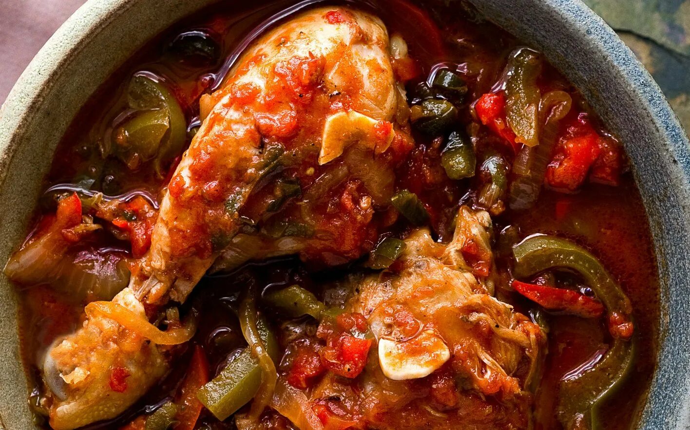 куриные ножки в сливочном соусе. тушить ножки. куриные голени тушеные. куриные голени на сковороде. голень куриная томленая.