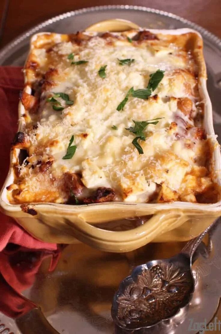 Мусака. Musakka. Бешамель для мусаки. Греческая мусака. Мясо по гречески фото.