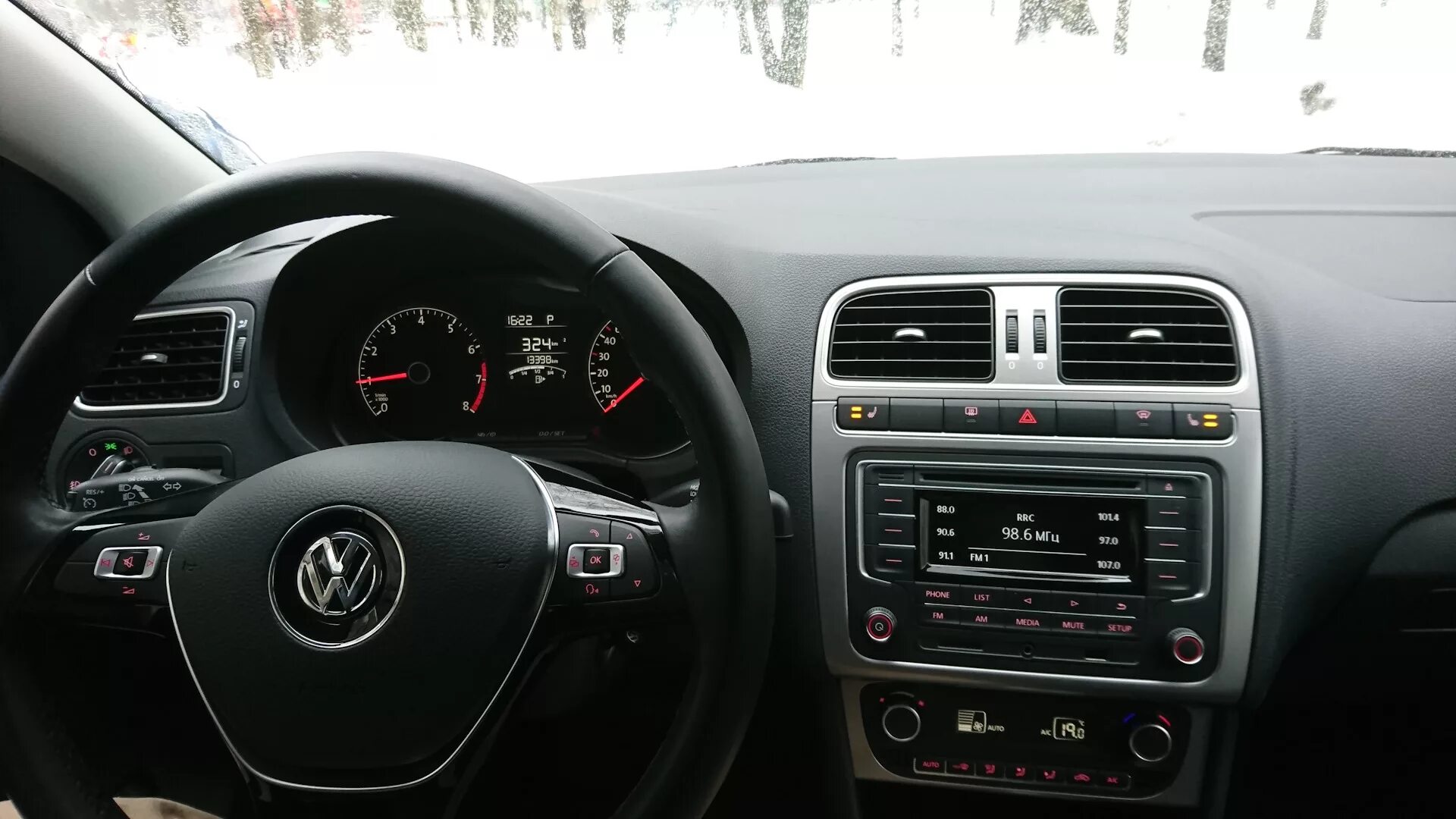 Фольксваген поло седан 2013 торпеда. Volkswagen Polo 2011 торпеда. Торпедо Polo sedan. Volkswagen Polo 2014 торпеда. Поло торпедо