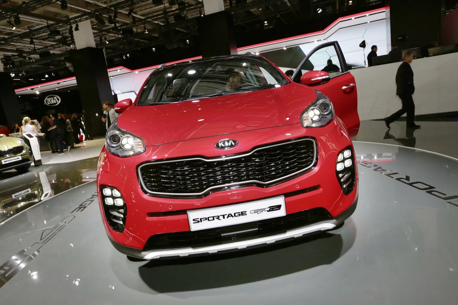 Киа кроссовер. Kia Sportage Frankfurt 2021. Киа паркетник бордовый. Кроссовер Kia дилер. Киа кроссовер модельный