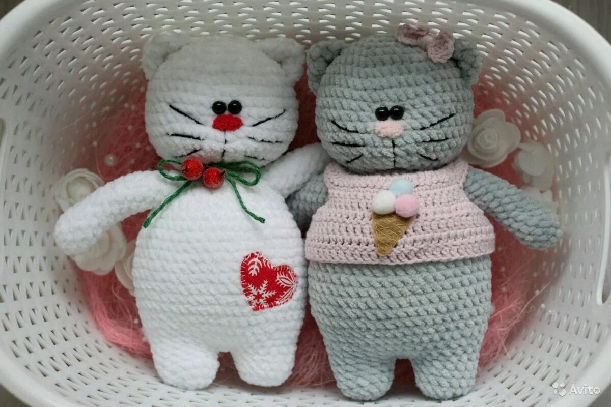 как связать котиков крючком. вязаные котики крючком. связанные игрушки. амигуруми бенгальский кот. как связать котиков крючком.