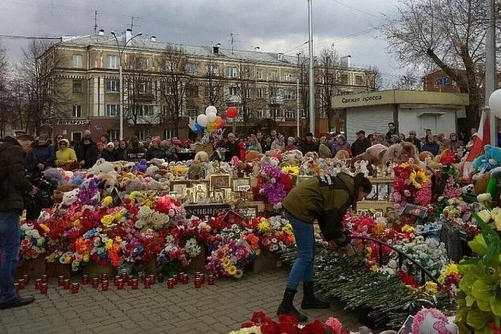 Зимняя вишня что сейчас на этом месте. Зимняя вишня Кемерово. Зимняя вишня Кемерово сейчас. Парк зимняя вишня Кемерово. Парк ангелов Кемерово зимняя вишня.